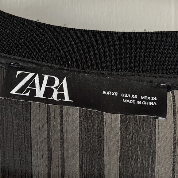 Zara see trou lights jackets black color - Picture 2 of 9